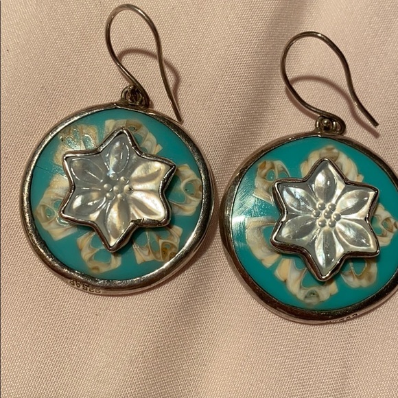 FINAL SALE PRICE. Pearl Shell Earrings. - Picture 4 of 4